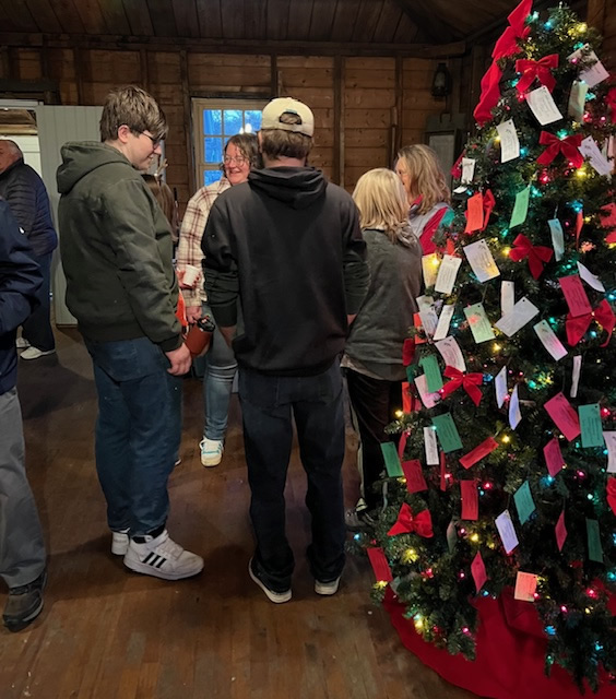 https://www.dundeemill.org/pictures/2023/17 loveliteattendees.jpg